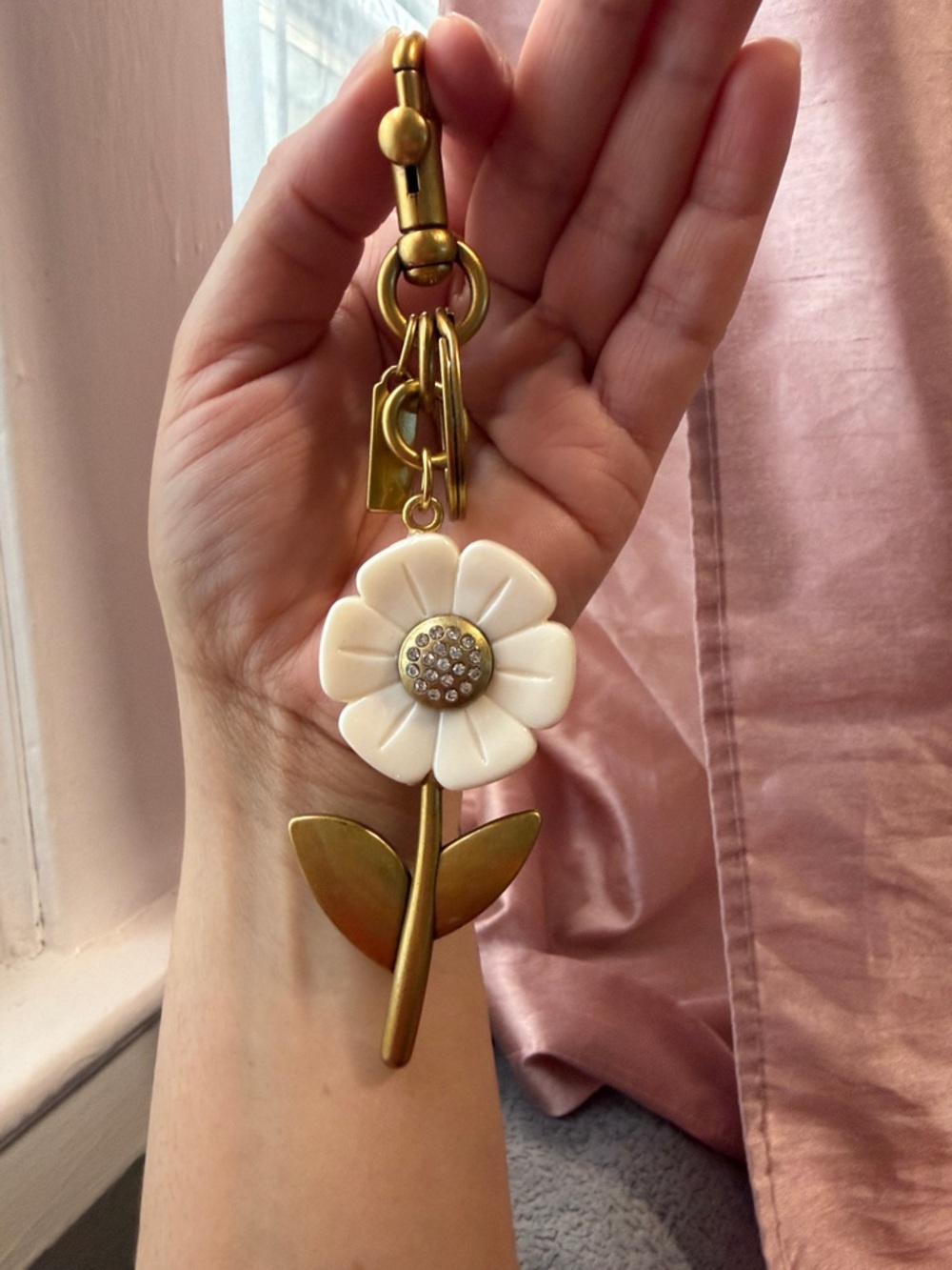 White Flower Crystal Keychain Bag Charm - Women Accessories - Picture 4 of 5